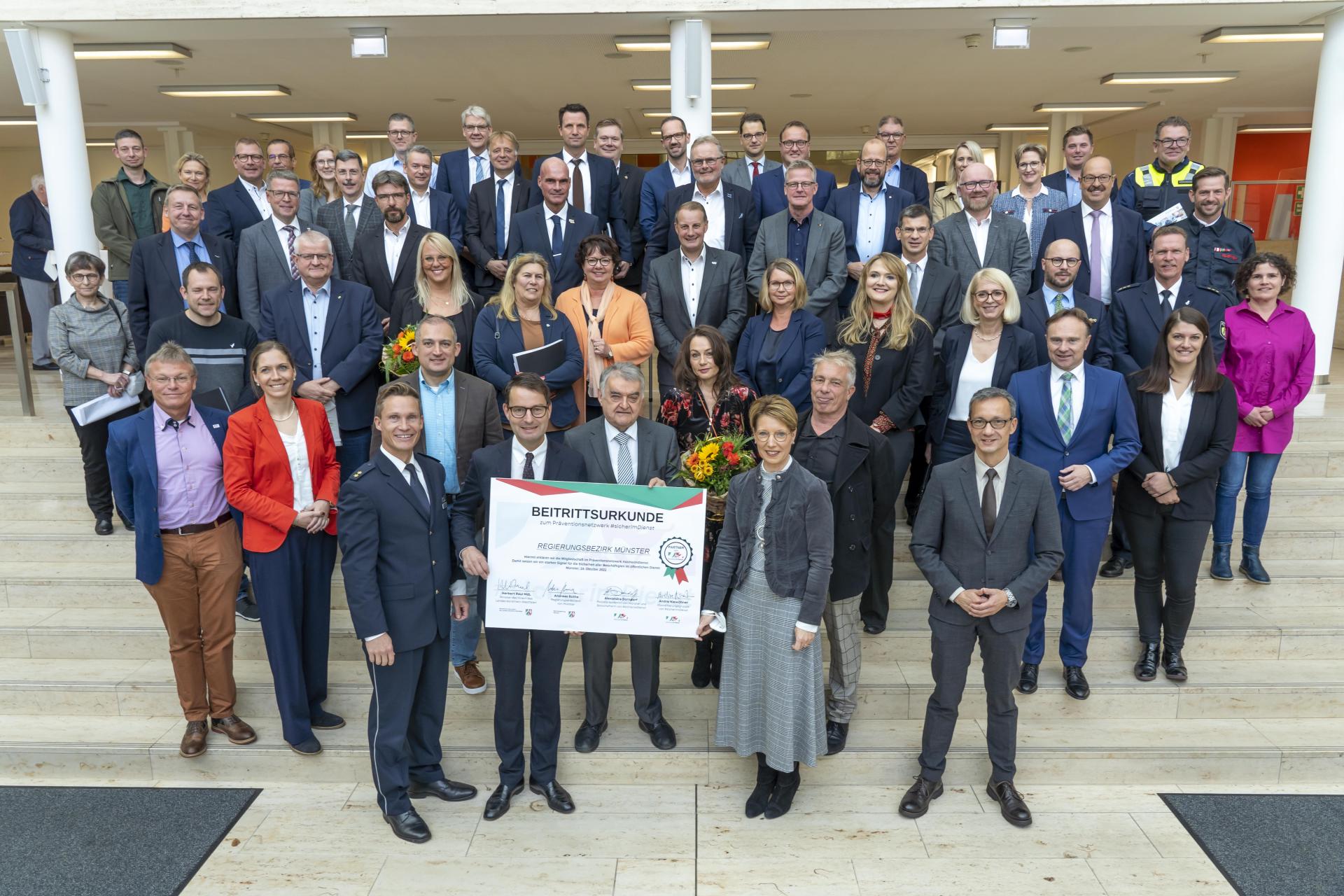 Regierungsbezirk Münster tritt bei und Ausstellung "Der Mensch dahinter"